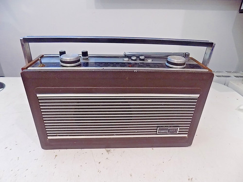 Roberts r900 portable radio - roberts,