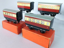 O Gauge HORNBY TRAINS No. 31  B.R. Passenger Coaches & a Brake Van - Superb