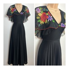 Vintage 1970s Pretty Black