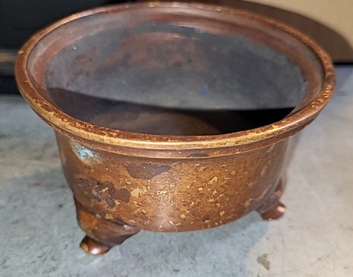 Gold splashed cauldron shaped - gold-splashed, cauldron-shaped