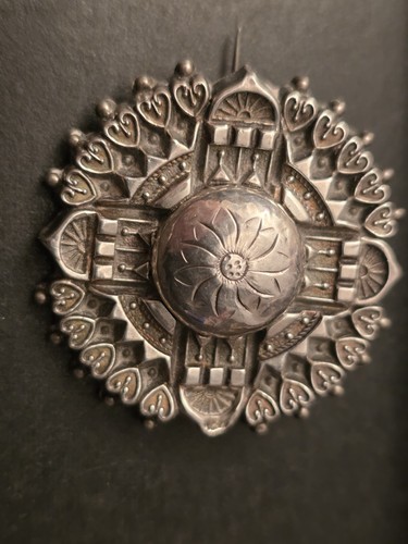 Ornate mourning brooch - an,