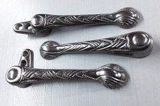 30 (+) DECORATIVE ANTIQUE CAST IRON STAIR CLIPS. GRIPS. GRIPPERS. CARPET RUNNER.