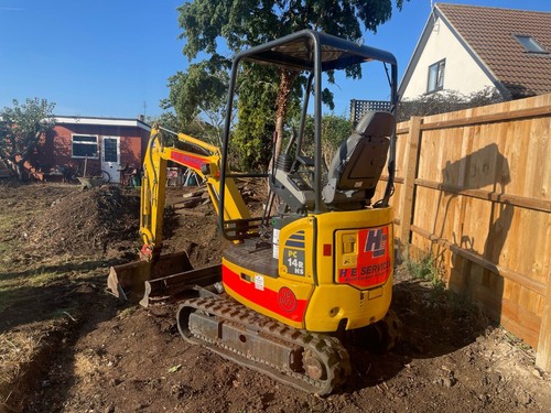 Komatsu pc14 mini digger - komatsu, 1.5