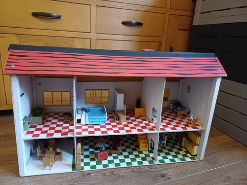 1970 vintage dolls house - 1970,