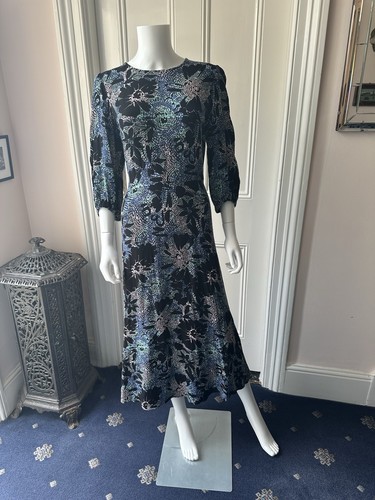 Blue black floral round - blue,
