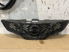 2014-2017 Nissan Qashqai Ii Grille Gloss Black With Chrome Moulding Approved
