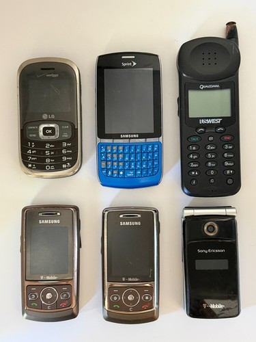 Lot vintage cell phones - of,