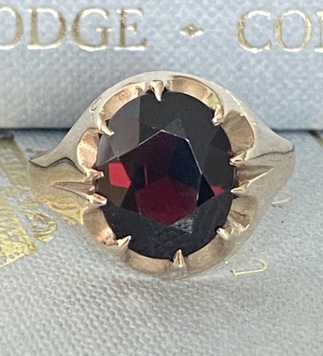 9ct gold garnet solitaire - &,