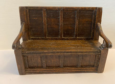 12TH SCALE MINIATURE ARTISAN MICHAEL MORTIMER TUDOR SETTLE