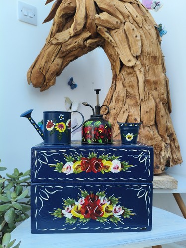 Traditional canal ware - ware, hand