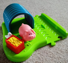 ELC  HAPPYLAND   pig sty on green base plate with pig & RARE feeding trough