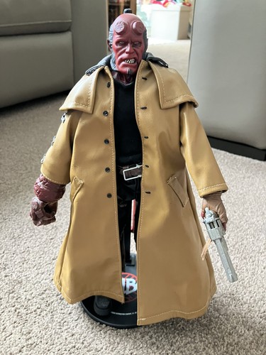 Sideshow collectables hellboy - collectables,