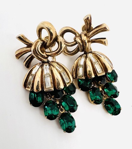 Trifari green dangling - green,