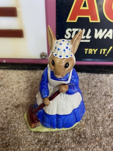 Royal doulton mrs bunnykins - doulton.,