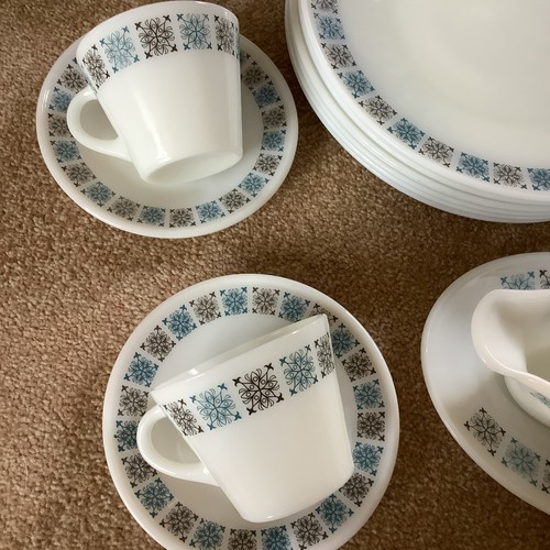 Pyrex place chelsea pattern - pyrex,