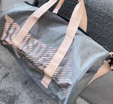 Lonsdale gym bag with side zip pocket. Hardly used. L 45cm, w 26cm Grey &pink