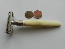 A VINTAGE WHITE HANDLE GILLETTE TTO DE SAFETY RAZOR. MADE in ENGLAND.