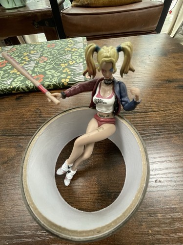 Harley quinn figure - harley,