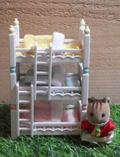 SYLVANIAN FAMILIES / VILLAGE TRIPLE BUNK BEDS WITH FIGURE