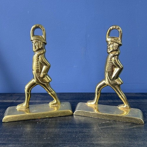 Lot vintage brass hessian - of,