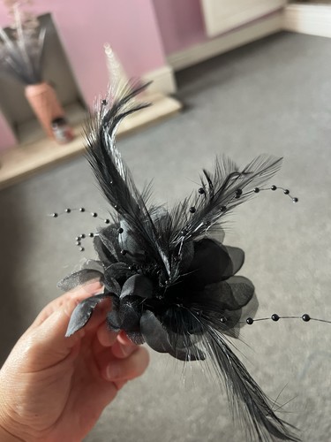 Black flower feather - black,