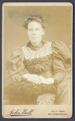 Woman studio portrait carte - studio,