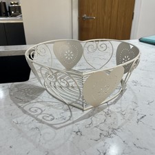 LOVELY CREAM HEART SHAPED WIRE FRUIT BOWL/STORAGE BASKET IN EXCELLENT CONDITION