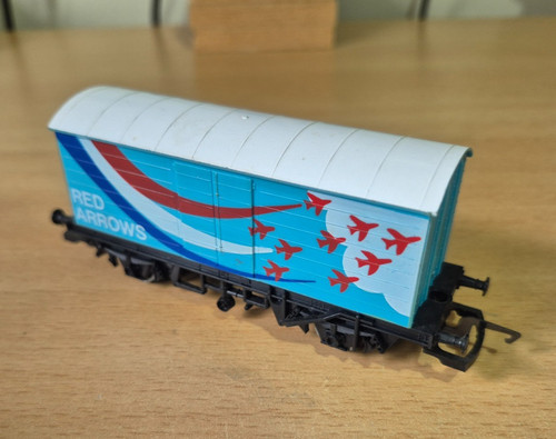 Hornby r145 red arrows support - arrows,