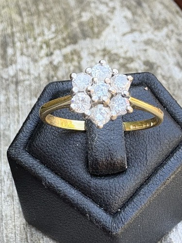 18ct gold diamond daisy - 18ct,