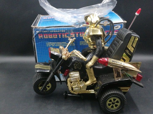 Saturn walking robot figure - walking,