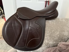 Forward cut 17.5” collegiate saddle