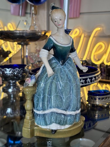 Vintage royal doulton figurine - vintage,