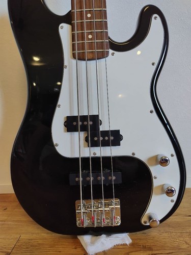Squier standard series bass - series, p-bass