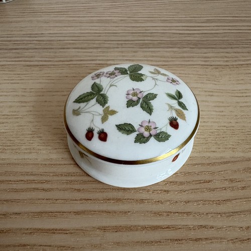 Wedgwood wild strawberry bone - wild,