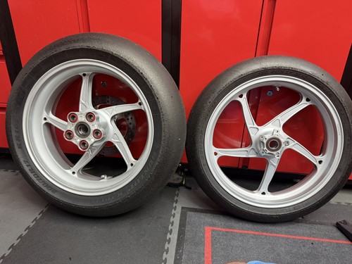 Ducati panigale v4s v4r - v4s,