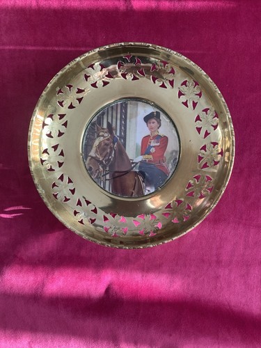 Brass plaque depicting queen - plaque,