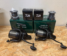 CARP FISHING TACKLE - 2 x DAIWA EMBLEM 45 SCW QD BIG PIT REELS, SPOOLS & BOXES