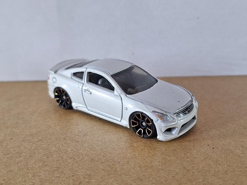 Hot wheels infiniti - wheels, white