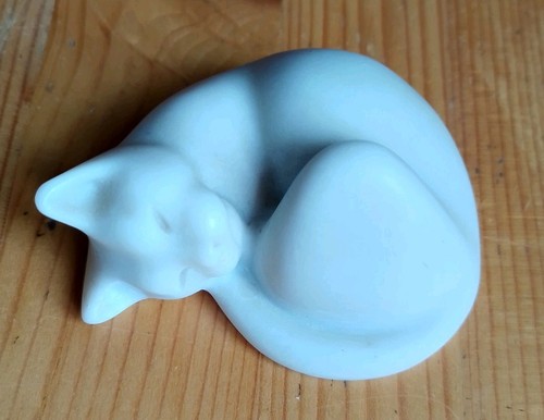 Sleeping cat sculpture - sleeping,