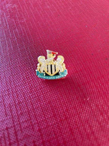 Newcastle united pin - newcastle, badge