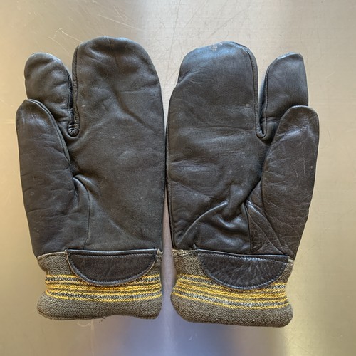 Ww2 navy gunner - 3, fingered