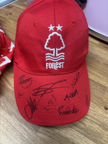 Nottingham forest signed cap - nottingham,