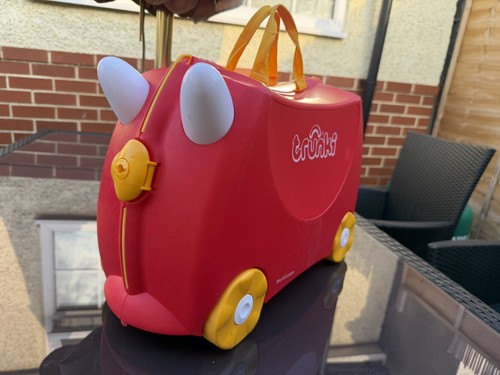 Red trunki ride suitcase - trunki,