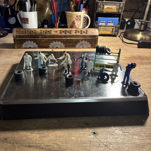 Corgi garage attendants 1505 - garage,