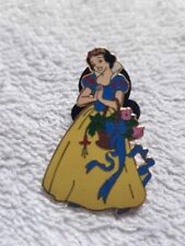 DISNEY SNOW WHITE PIN BADGE,STANDING WITH FLOWER BOUQUET,  Official Trading 2002