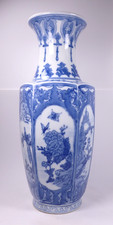 LARGE DECORATIVE CHINESE PORCELAIN BLUE & WHITE VASE