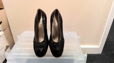 NEW EQUITY black shoes size 6- CG A06