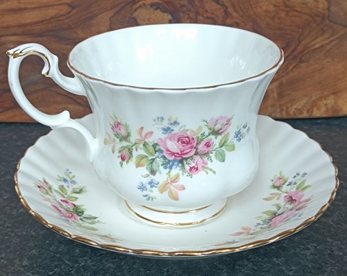 Royal albert moss rose - moss,