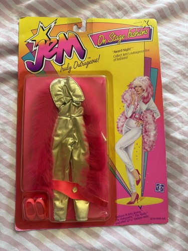 Jem the holograms on stage - on,