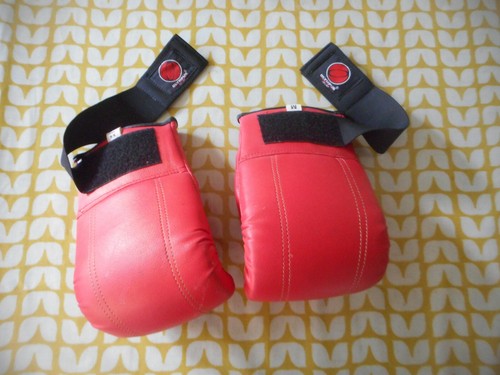 Old pair boxing gloves - boxing, gloves.